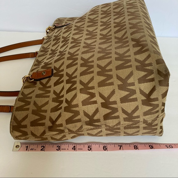 🎉HP🎉 Michael Kors zip monogram Tote bag - Picture 9 of 13